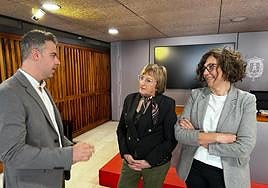 El portavoz de Turismo del PSPV en Les Corts, Mario Villar, con la portavoz socialista, Ana Barceló, y la adjunta, Trini Amorós.
