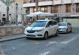 Dos taxis estacionados en Elche.