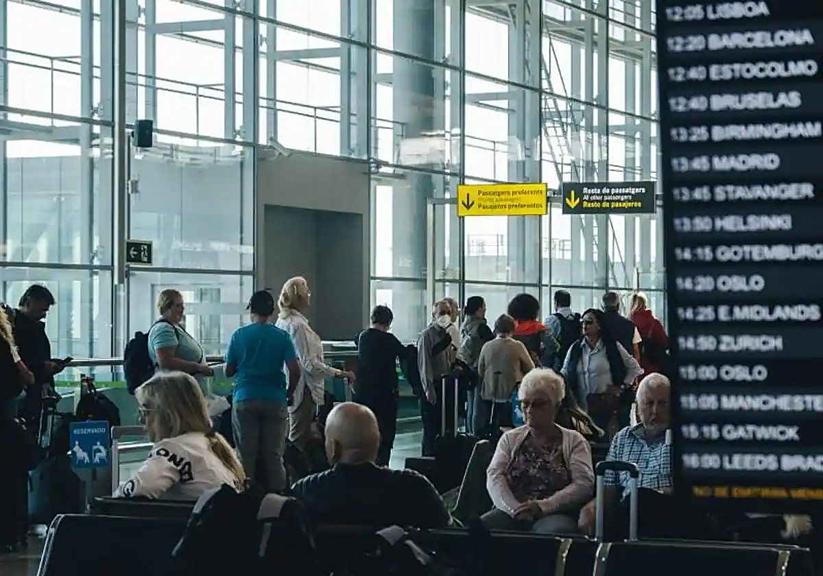 Pasajeros en las instalaciones del aeropuerto de Alicante-Elche.