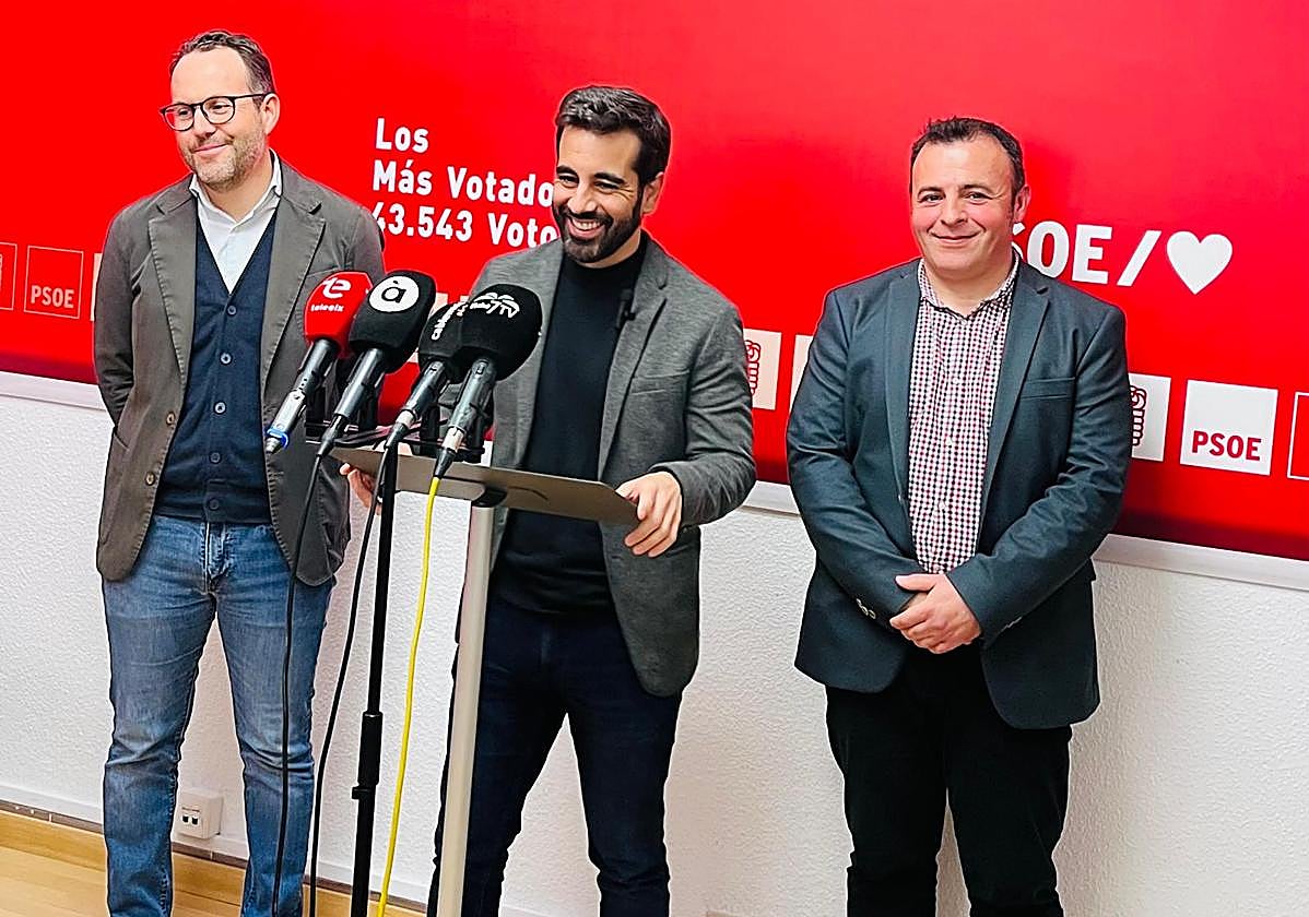 El sindic del PSPV en Les Corts, José Muñoz (centro), compareciendo este viernes en Elche.
