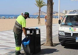 Un operario de la limpieza urbana en la playa de Levante de Benidorm