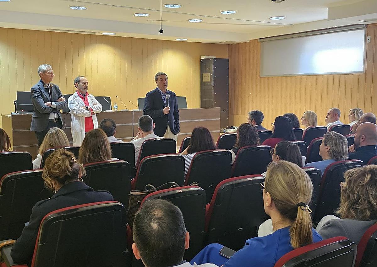 Imagen secundaria 1 - Visita del conseller Gómez a las obras del Hospital Marina Baixa.