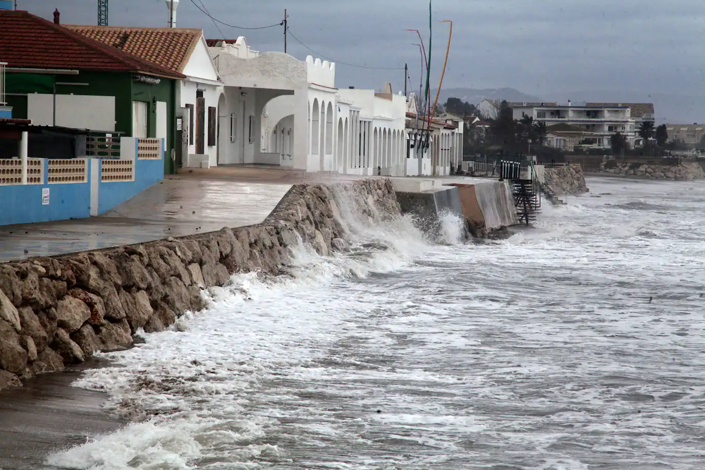 Un temporal marítimo en una playa de Dénia (archivo).