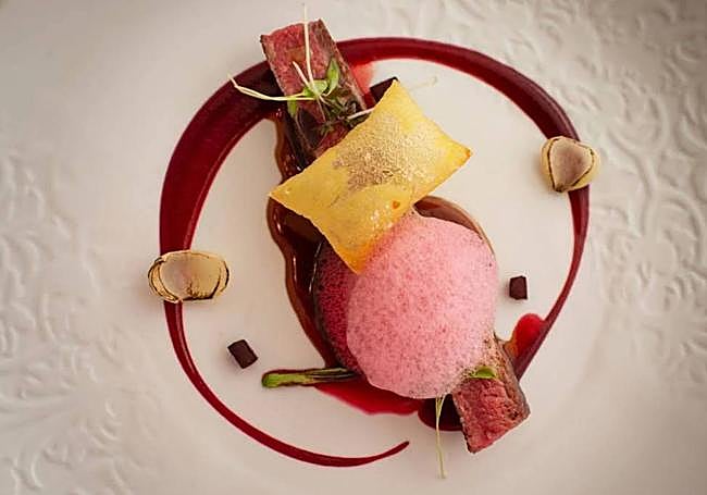 El taco de rubia gallega con salsa 'bourguignonne', patata suflé, cebollitas y aire de remolacha.