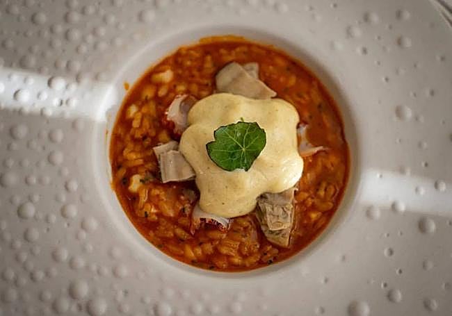 Arroz bomba de la Albufera con ostrón a la brasa, calamar, pulpo de roca seco y salsa holandesa de algas.