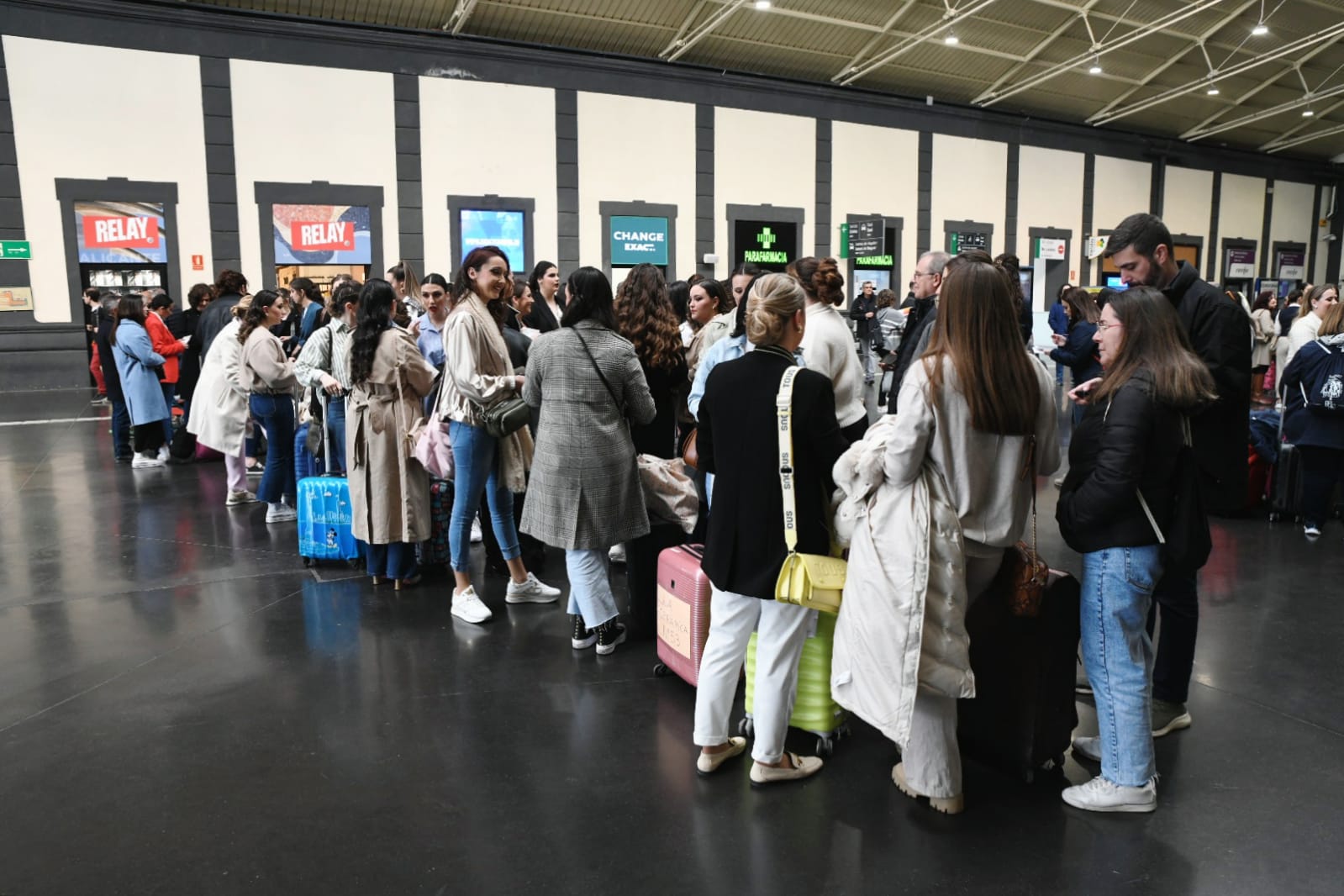 Las candidatas a bellea del foc suben al tren para llevar su esencia a Murcia