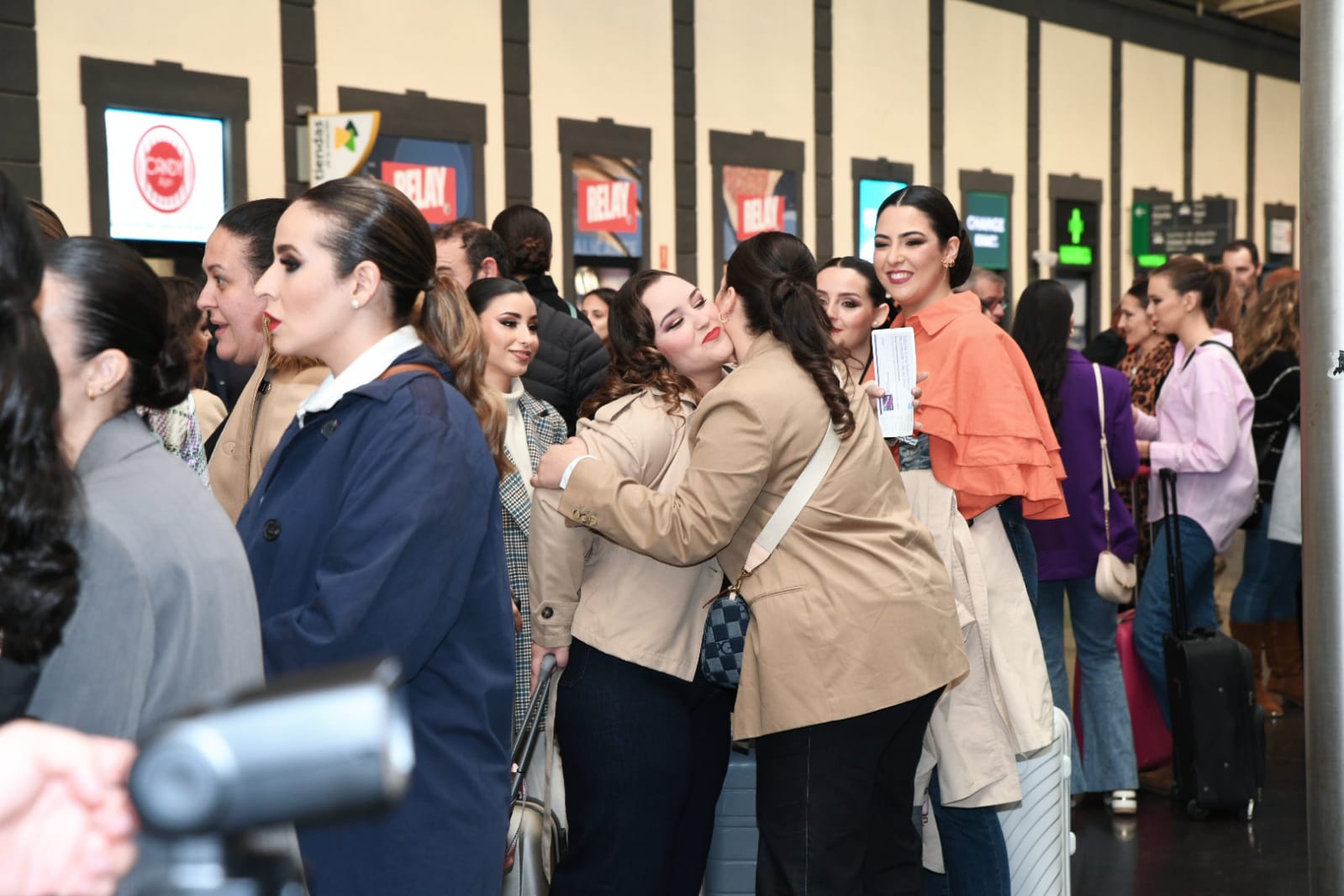 Las candidatas a bellea del foc suben al tren para llevar su esencia a Murcia