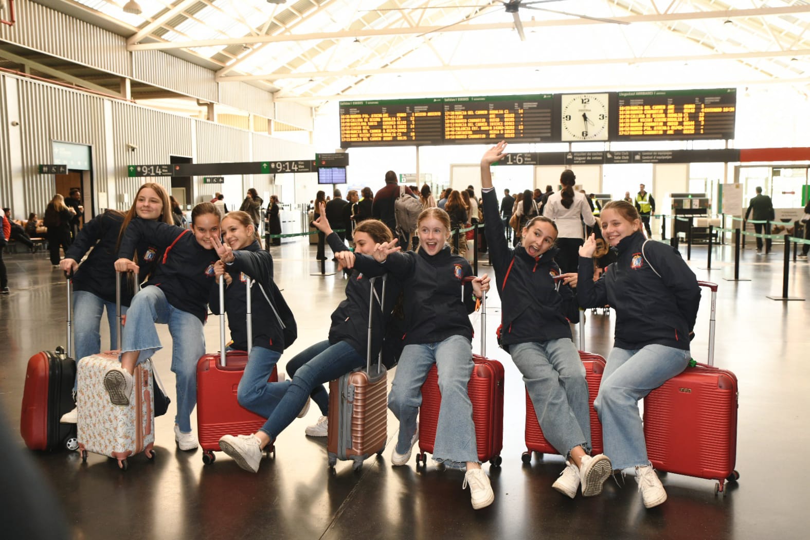 Las candidatas a bellea del foc suben al tren para llevar su esencia a Murcia