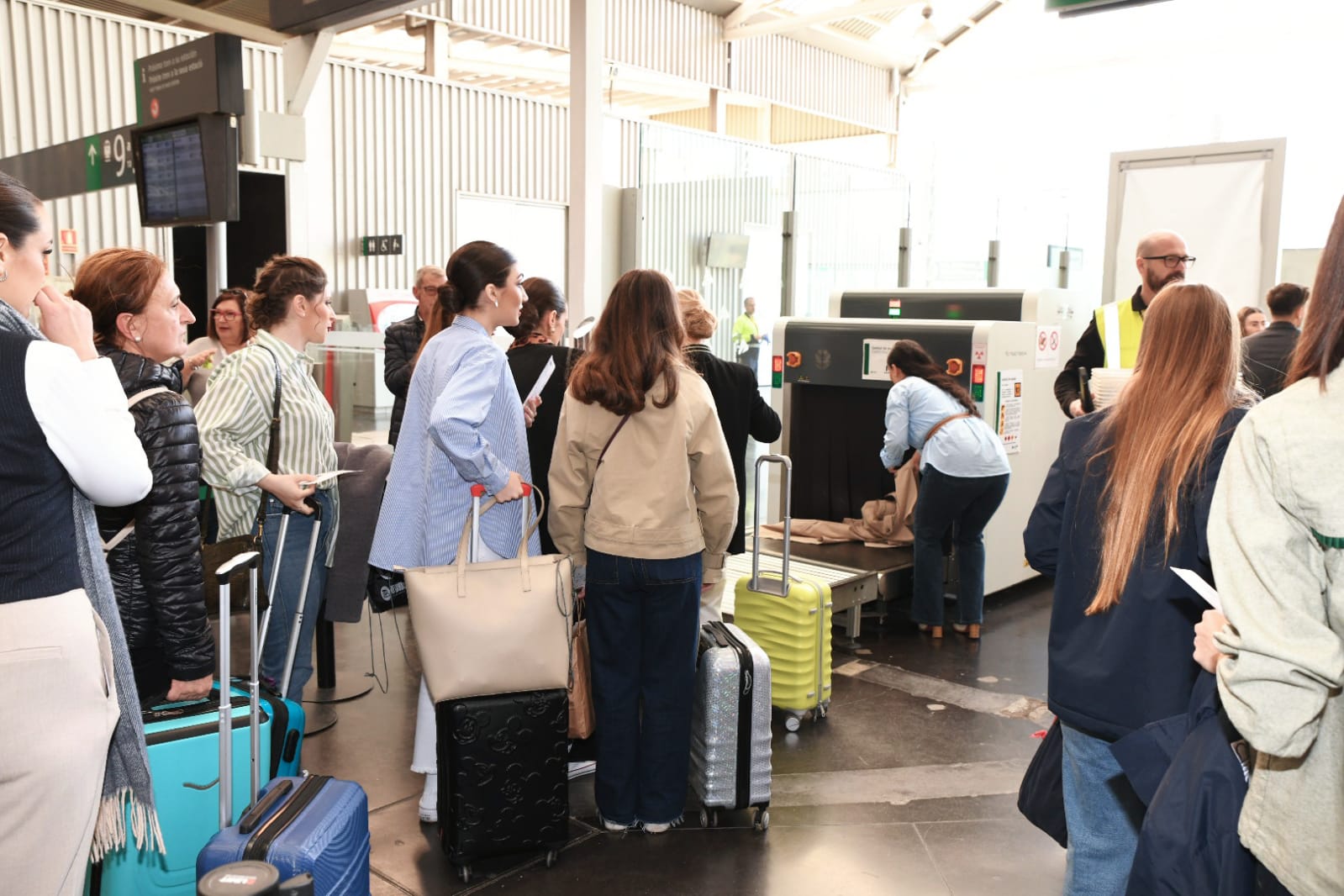 Las candidatas a bellea del foc suben al tren para llevar su esencia a Murcia