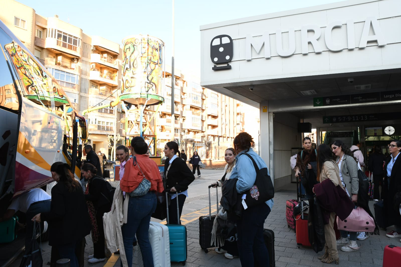 Las candidatas a bellea del foc suben al tren para llevar su esencia a Murcia