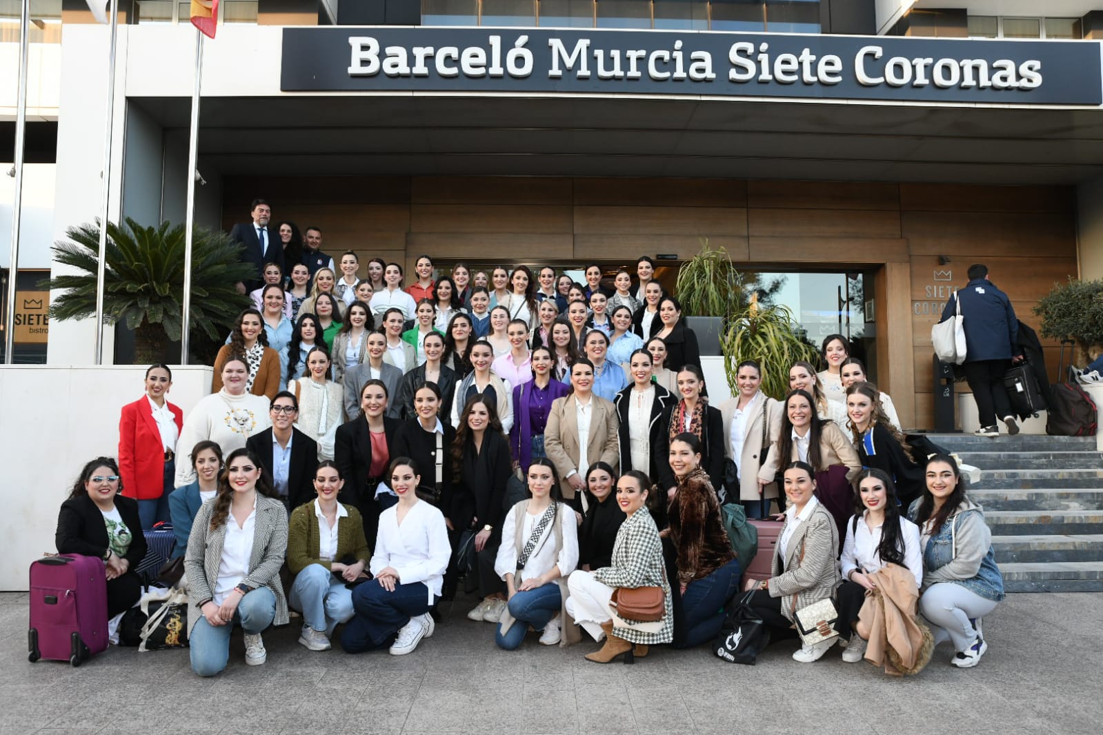 Las candidatas a bellea del foc suben al tren para llevar su esencia a Murcia