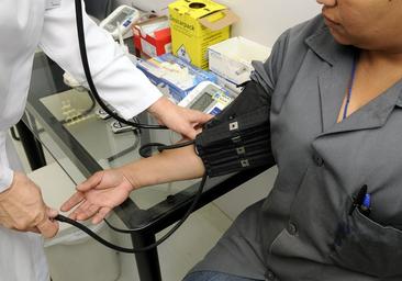 Sesgos de género en la atención cardiovascular: a las mujeres se las atiende peor y más tarde