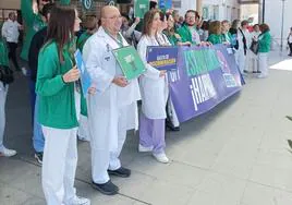 Personal de enfermería concentrado a las puertas del Hospital General de Alicante este viernes.