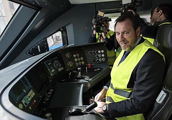 El ministro de Transportes, Óscar Puente, a los mandos de un tren.