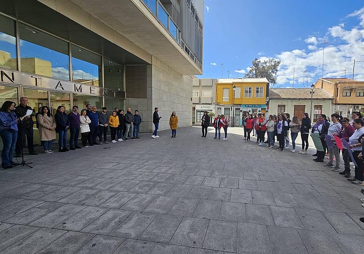 Lectura del manifiesto frente al Ayuntamiento de San Vicente.