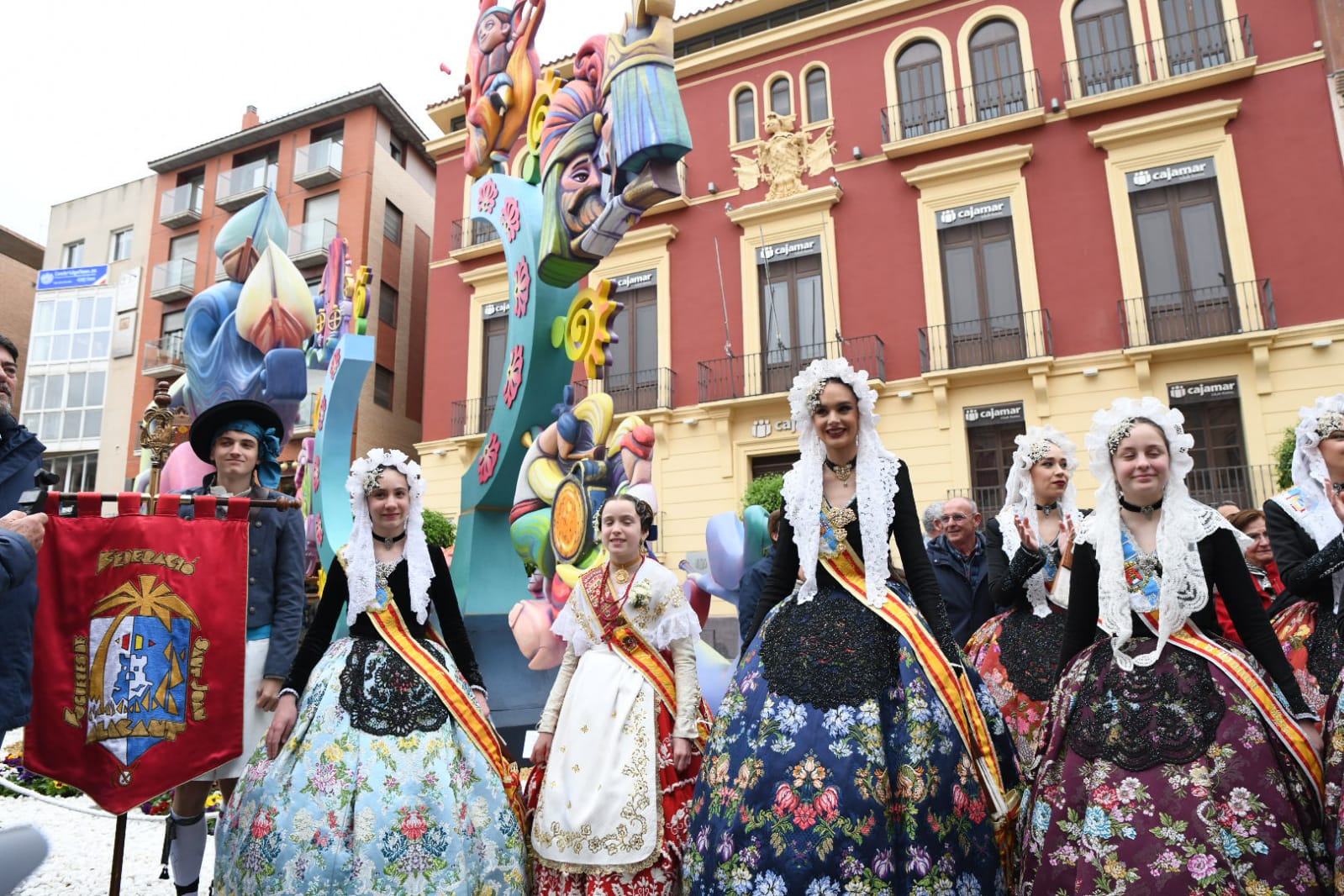 Una ola de mantillas recorre las calles de Murcia