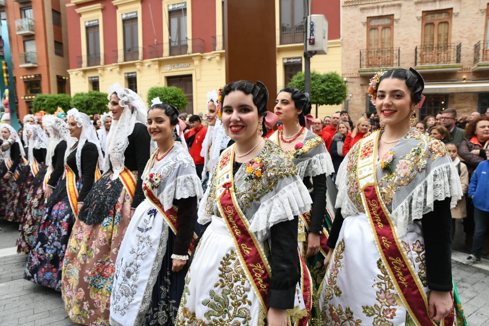 Una ola de mantillas recorre las calles de Murcia