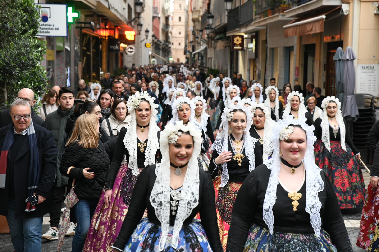 Una ola de mantillas recorre las calles de Murcia