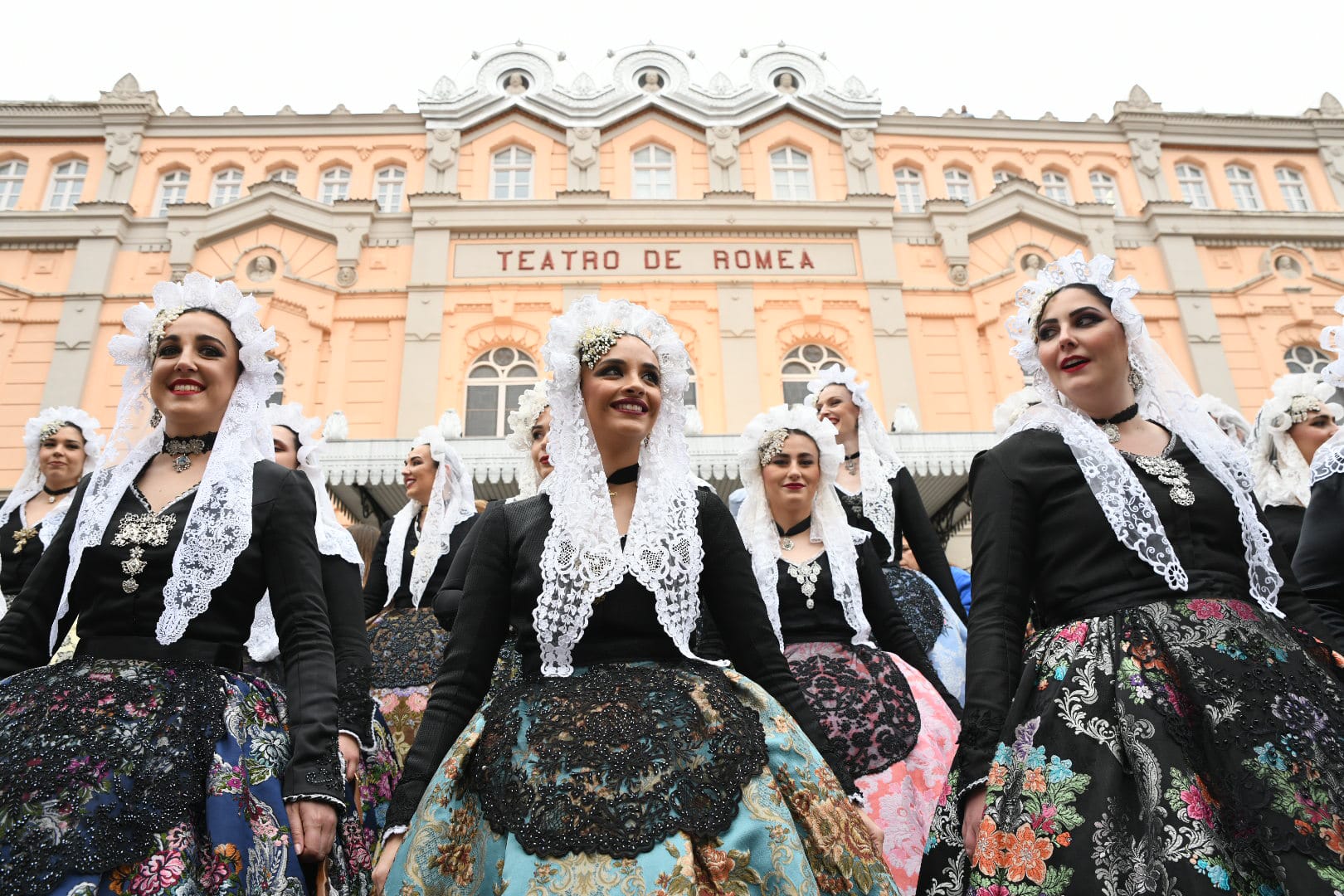 Una ola de mantillas recorre las calles de Murcia