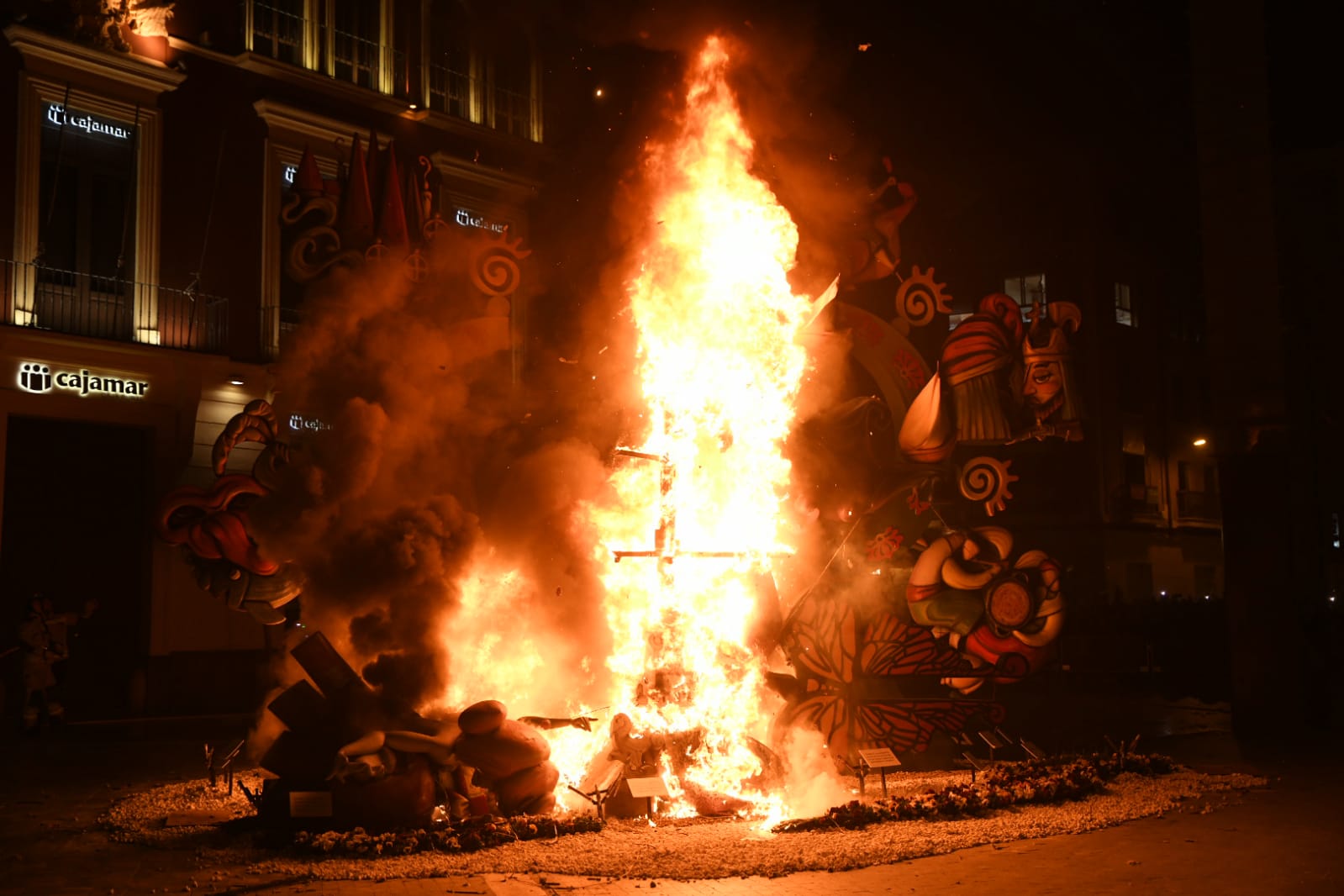 La cremà de las Hogueras de Alicante en Murcia, foto a foto