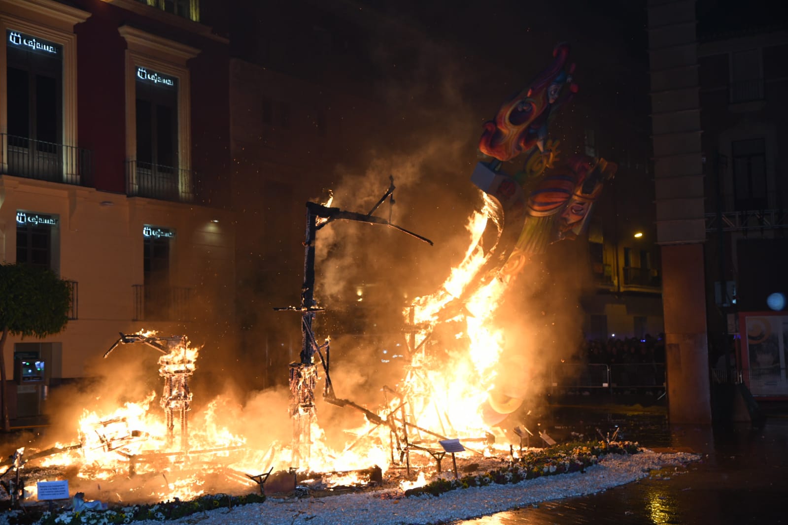 La cremà de las Hogueras de Alicante en Murcia, foto a foto