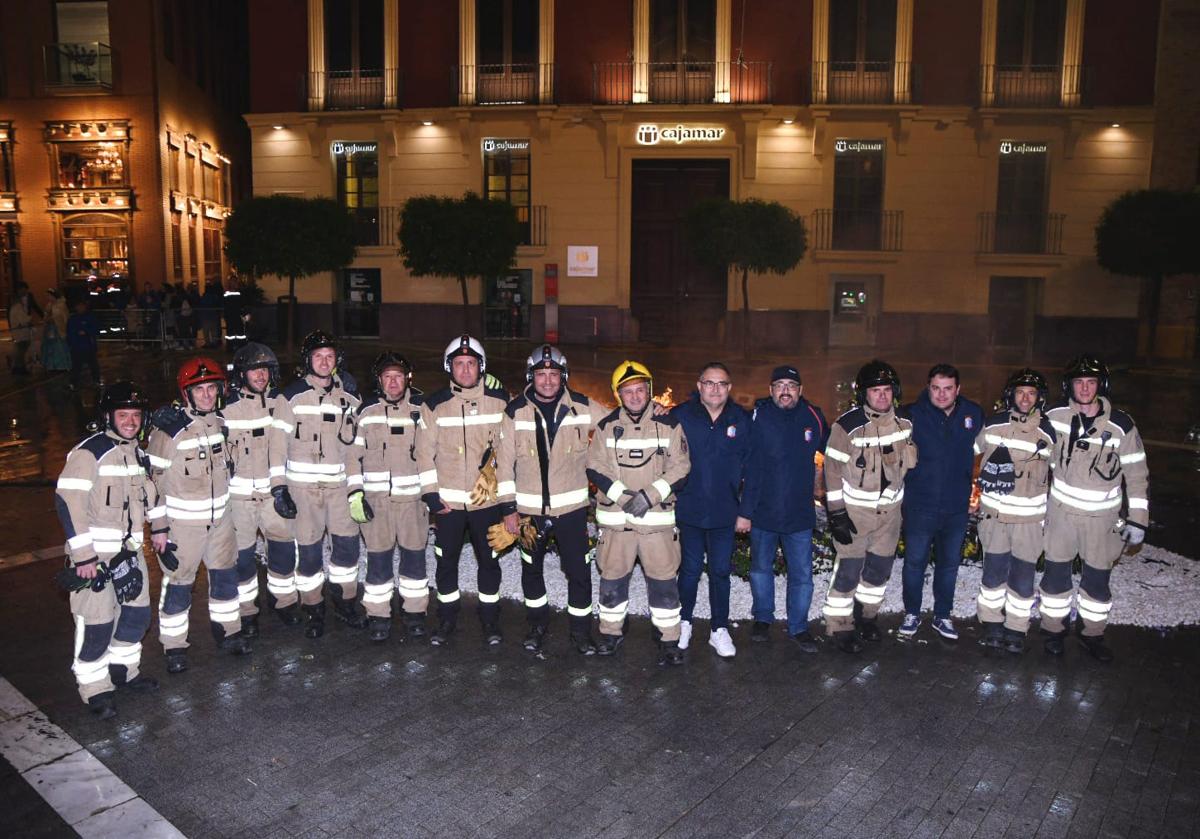 Imagen principal - 1. Bomberos de Alicante y Murcia. | 2. Castillo de fuegos sobre el Teatro Romea. | 3. Candidatas a bellea del foc alrededor de la hoguera.