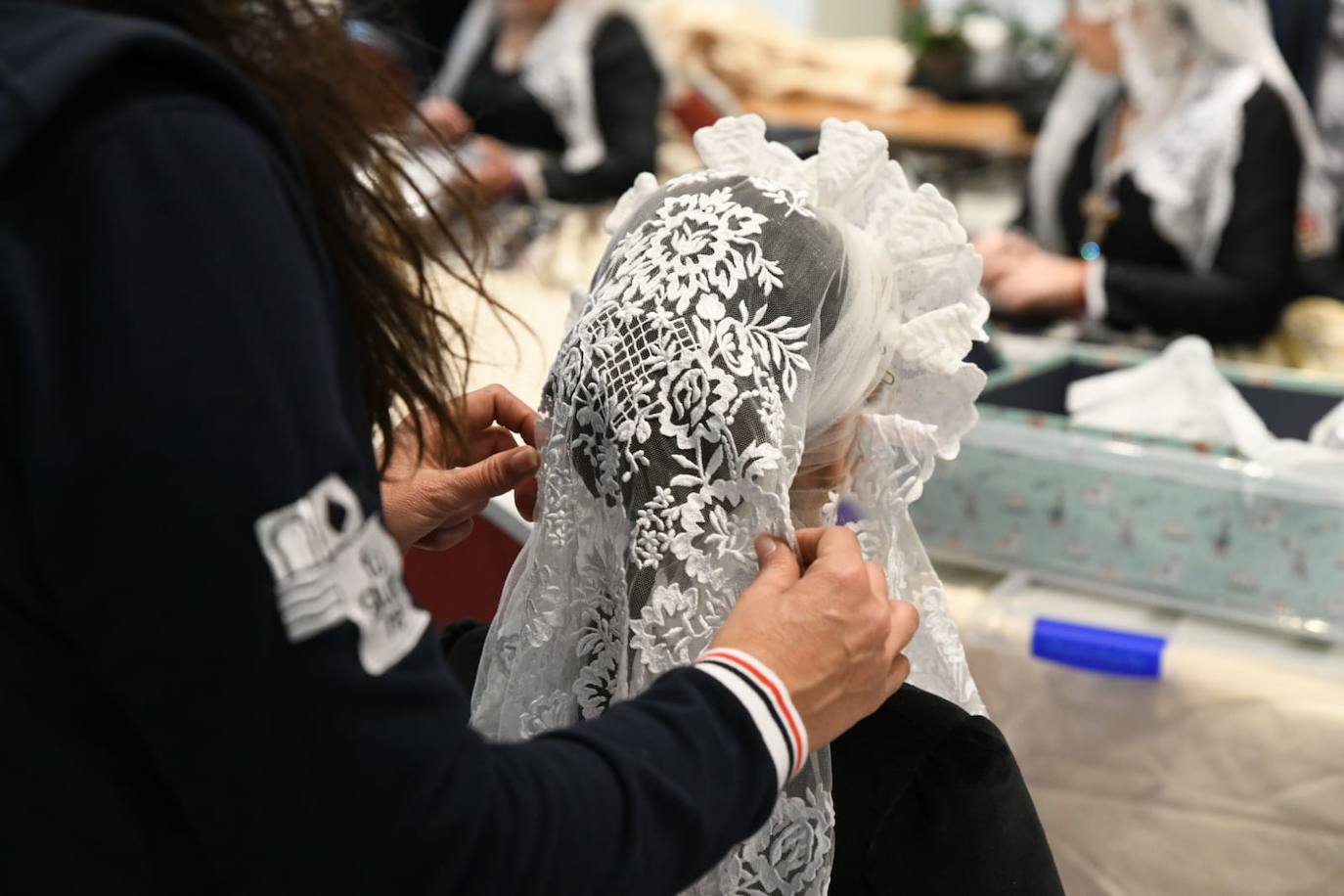 Mantillas y azahares bien sujetos para aguantar el viento murciano