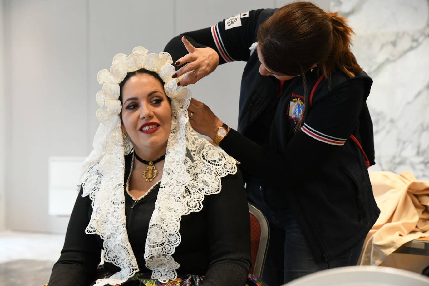 Mantillas y azahares bien sujetos para aguantar el viento murciano