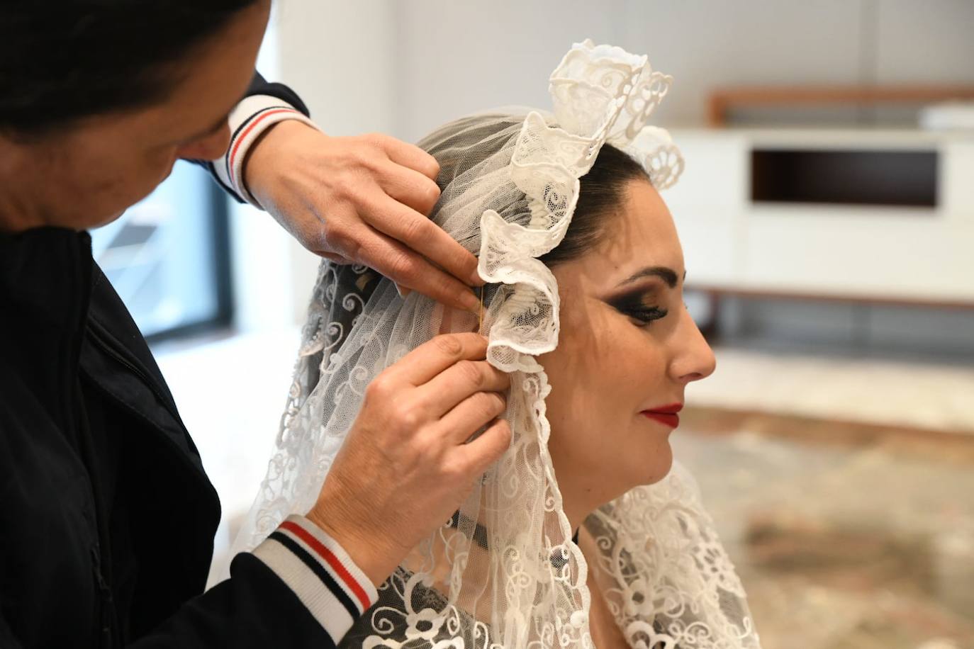 Mantillas y azahares bien sujetos para aguantar el viento murciano