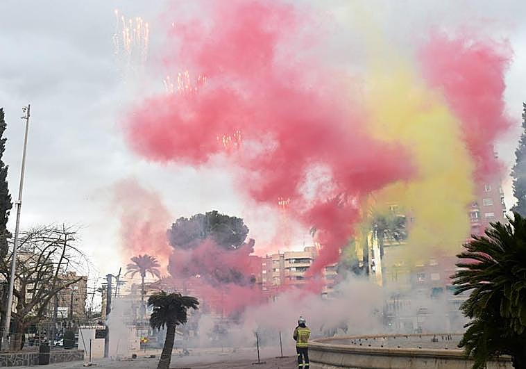Momento de la mascletà de las Hogueras de Alicante en Murcia.