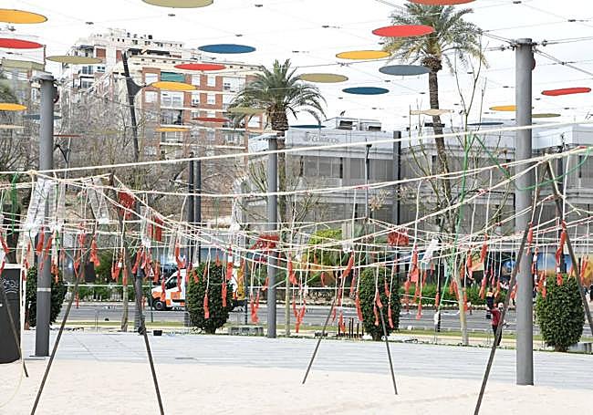 Petardos cuelgan en las tracas y pulpos de la mascñetà de las Hogueras de Alicante en Murcia.