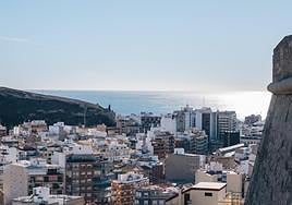 Vista de Alicante desde el monte Tossal.