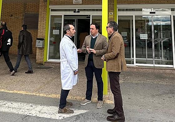 El secretario general del PPCV, Juanfran Pérez, en una visita al Hospital Marina Baixa.