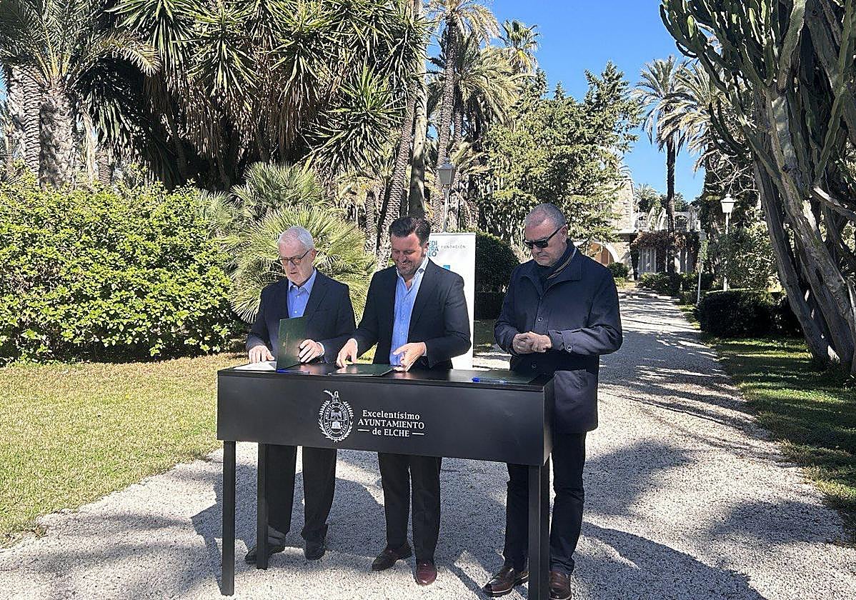 Firma del convenio entre la Fundación Mediterráneo y el Ayuntamiento de Elche para la cesión de l'Hort del Xocolater.