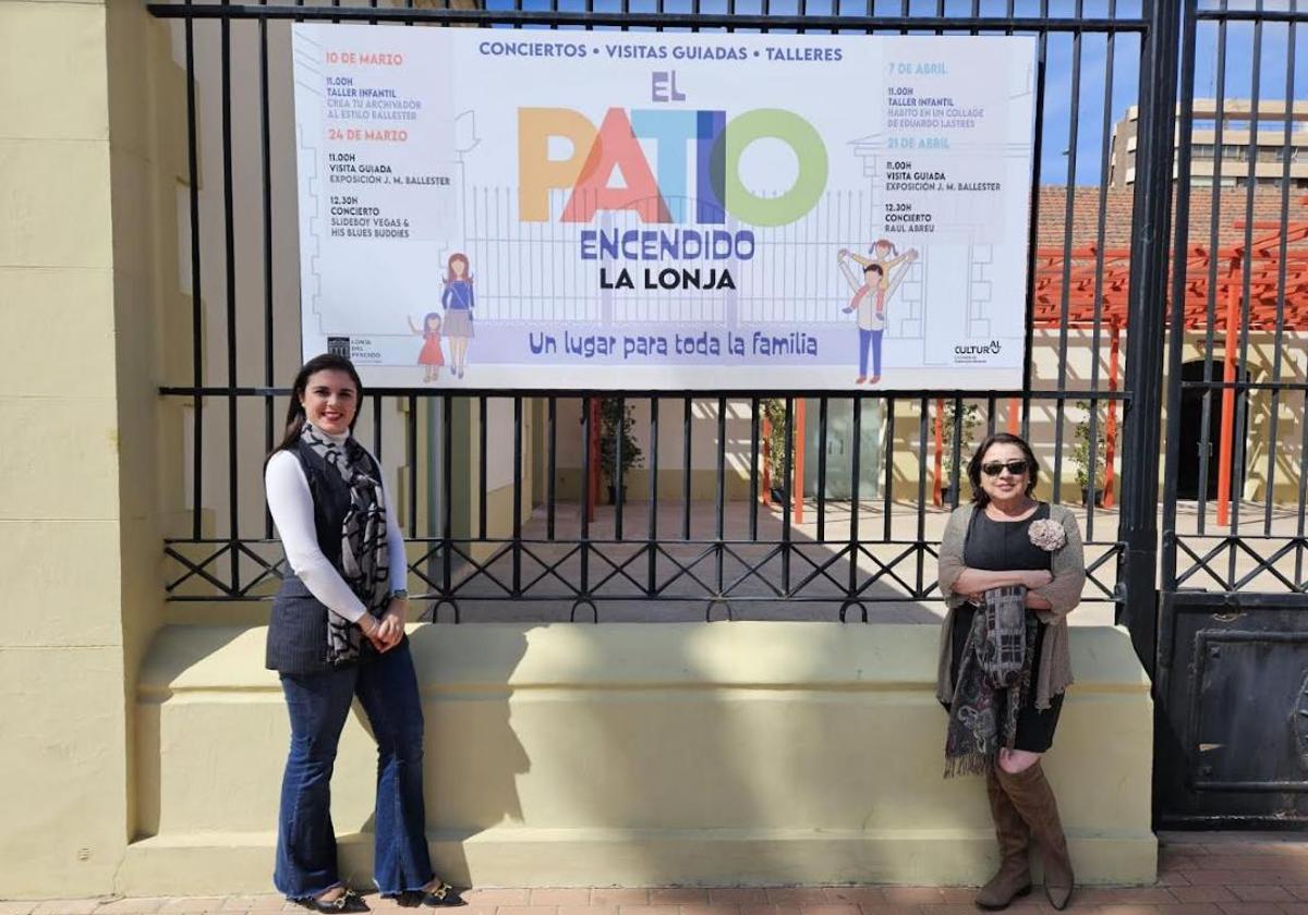 La edil Nayma Beldjilali (izq.) presenta 'El patio encendido de la Lonja'.