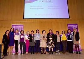 Todas las premiadas con la rectora y la vicerrectora de Igualdad de la Universidad de Alicante.