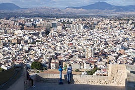 Panorámica de los barrios entre los castillos y hacia la derecha El Pla.