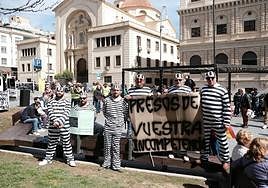 Un grupo de agricultores, en la protesta de este miércoles frente a la Subdelegación del Gobierno.