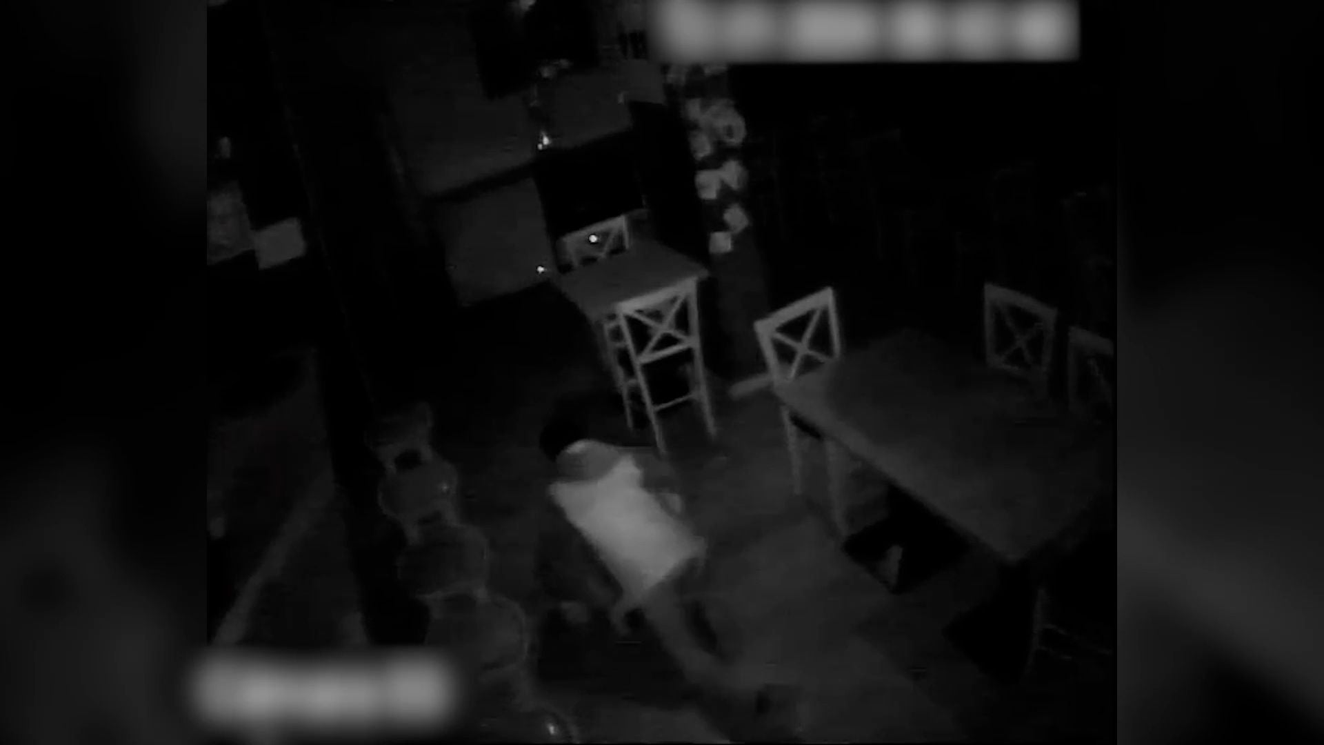 El detenido, en el interior del establecimiento.