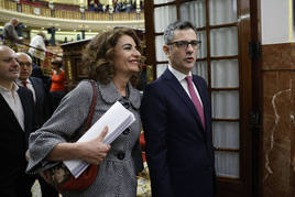 La ministra Montero junto a Bolaños salen del pleno del Congreso esta mañana.