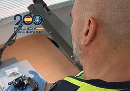Policía científica analiza el revólver hallado.