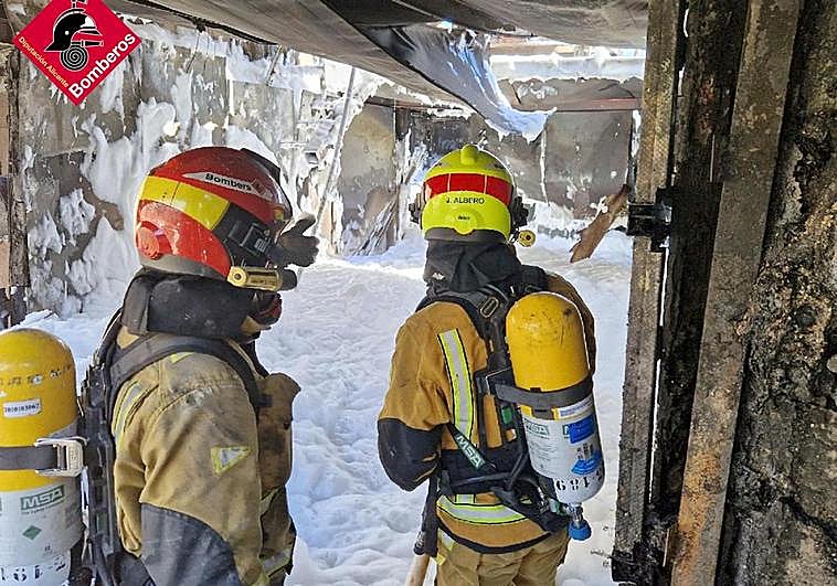 Intervención de los bomberos en Alcoi este viernes.