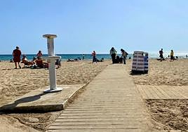 Las pasarelas ya instaladas en el Postiguet, con los lavapiés revisados.