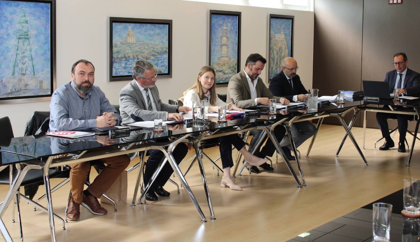 Pablo Ruz, segundo por la derecha, ha representado a Elche que se sienta por primera vez en el Consejo del puerto.