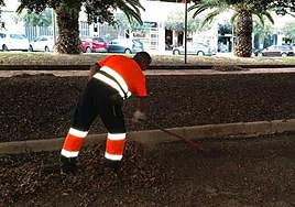 Personal de limpieza en su trabajo.