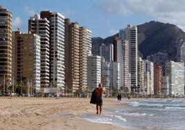 Una persona pasea por la playa de Benidorm.