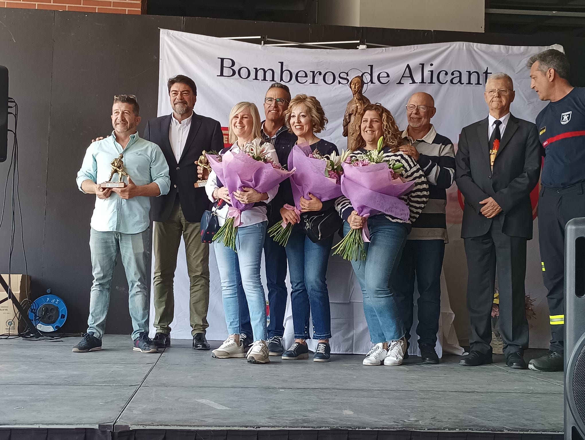 Imagen secundaria 1 - Jornada de puertas abiertas en los Bomberos de Alicante por su patrón