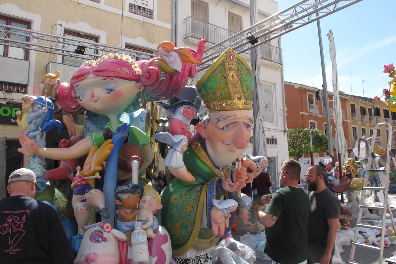 Las fallas de Dénia ya lucen con todo su esplendor
