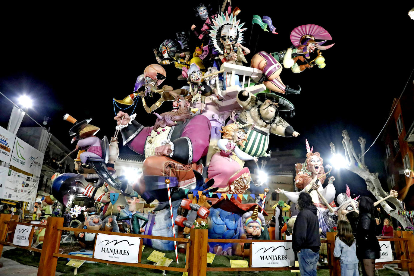 Las fallas de Dénia ya lucen con todo su esplendor