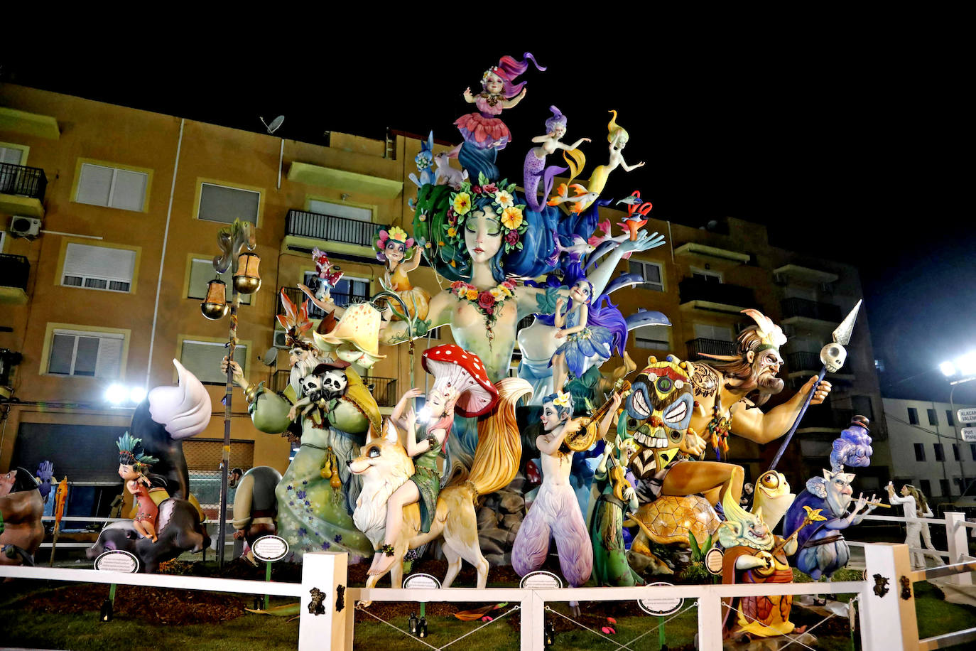 Las fallas de Dénia ya lucen con todo su esplendor